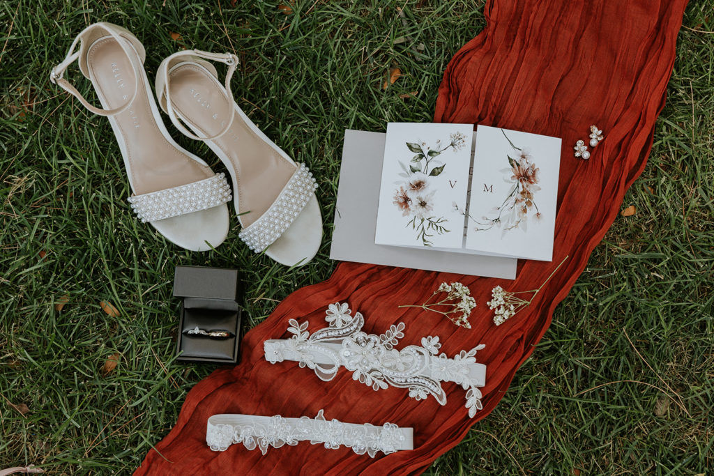 photo of brides details for her 70s inspired wedding